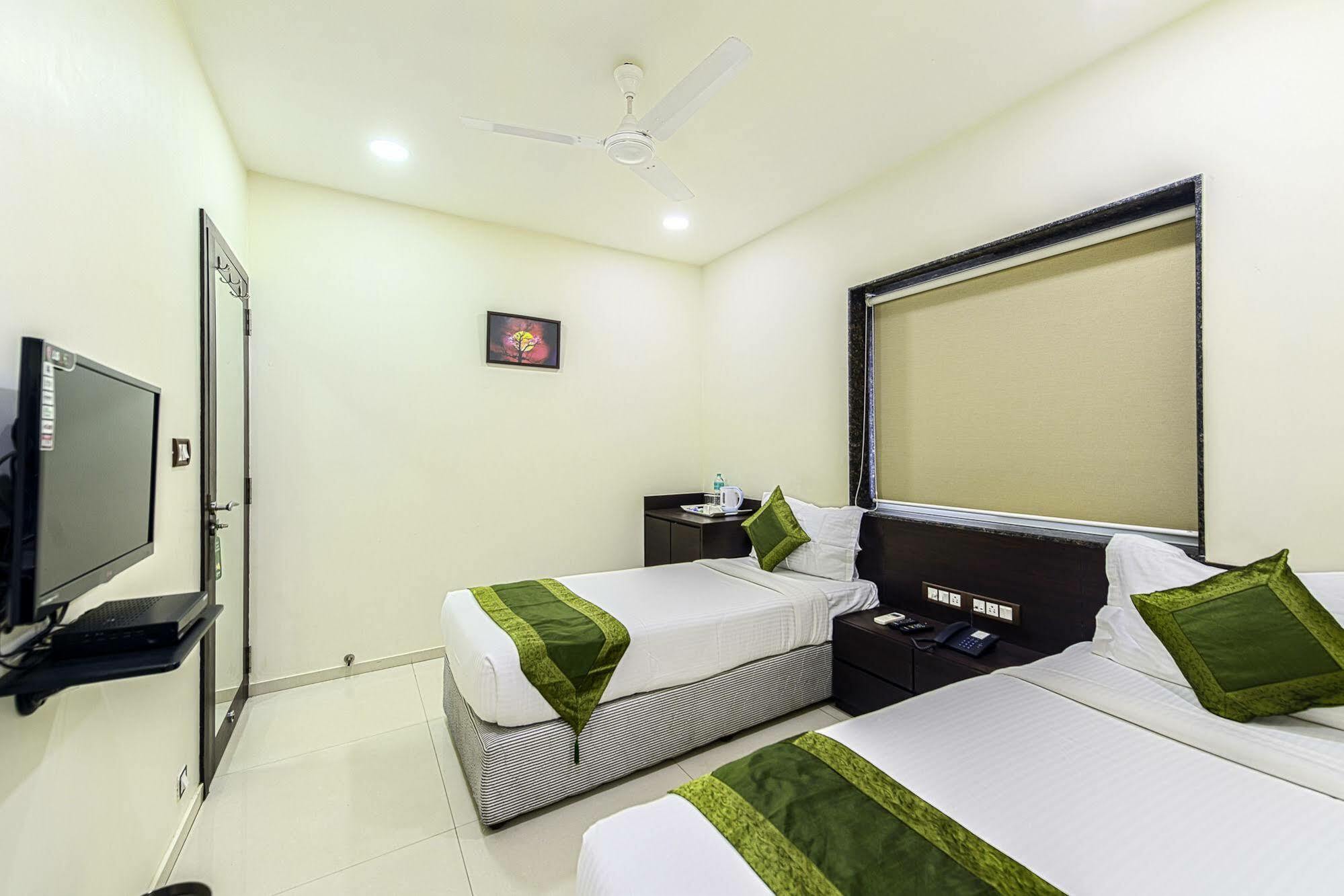 כלכותה Oyo 16703 Hotel The Platinum מראה חיצוני תמונה